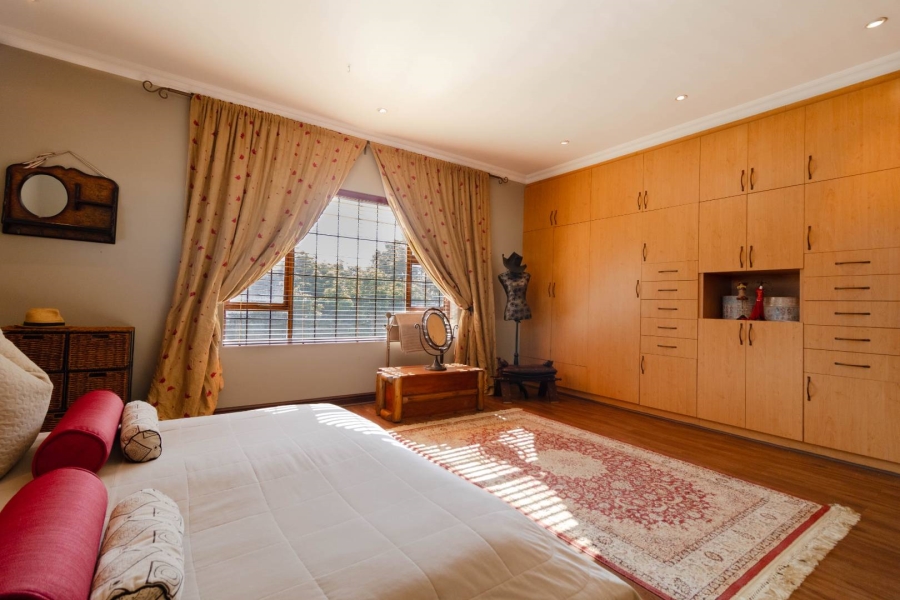 6 Bedroom Property for Sale in Sandbaai Western Cape